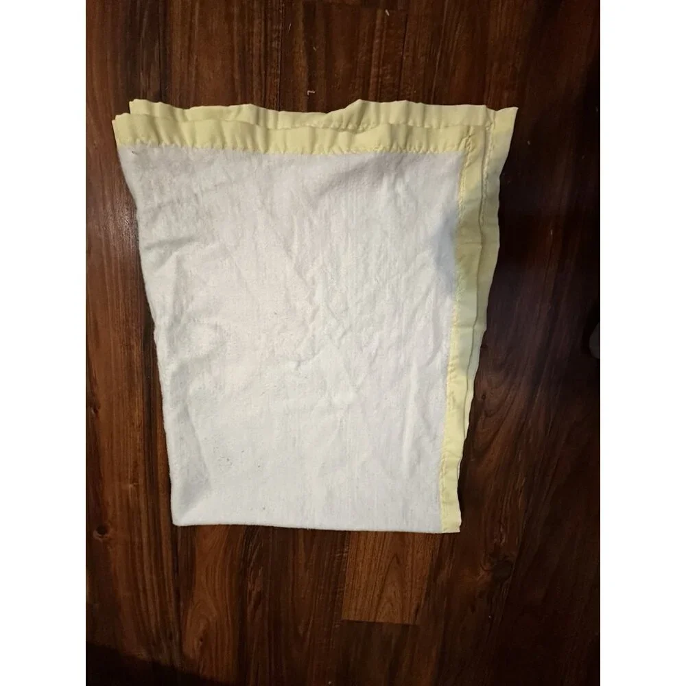 Vtg‎ Chatham Pale Yellow Acrylic Baby Crib Blanket Satin Trim Lovey 30 X 40 USA